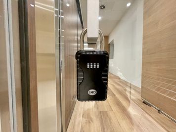 【ドアノブのキーボックスからカードキーを取り出してください】 - 【閉店】TIME SHARING 水道橋  【閉店】3Aの室内の写真