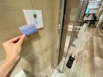 【左側のSECOM機器にカードキーを当てるとドアロックが解錠されます】 - 【閉店】TIME SHARING 水道橋  【閉店】3Aの室内の写真