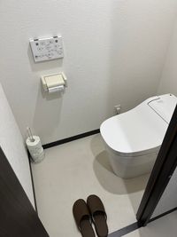 ウォシュレット付きのトイレです - レンタルジムAivic池袋東口1号店のその他の写真