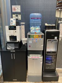 フリードリンクのご用意がございますので、ご自由にお飲みください。 - PERSONAL SUITE 新橋 ＜BOOTH26＞半個室空間※音漏れ対策中※の設備の写真