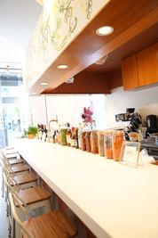 神保町MBスタジオ 広々カフェ撮影スタジオの室内の写真