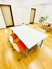 テーブルや椅子もありますので、打合せやママ会、塾などとしてもご利用できます。 - レンタルスタジオベリー味噌天神店 ダンススタジオの設備の写真