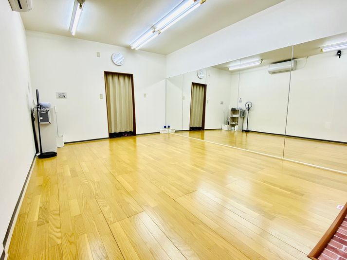 フローリング床で、ダンスやヨガに最適です。 - レンタルスタジオベリー味噌天神店 ダンススタジオの室内の写真