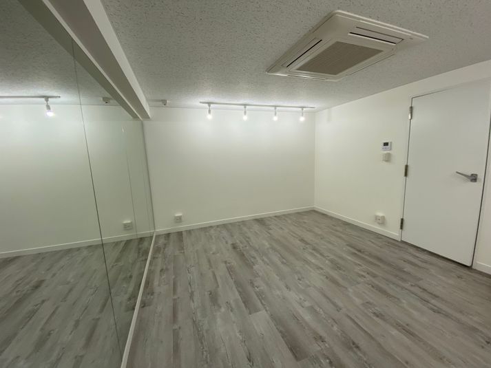 3人までのレッスン可能。鏡付きの防音室。 - LIVE CAPSULE 高田馬場 Private Roomの室内の写真