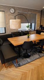 大きなテーブルはワークショップスペースとしても利用可能 - レンタルキッチンSAITAMA コワーキングスペース/作業用/少人数レッスン/個別予約での室内の写真