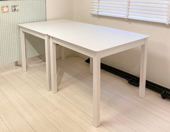 つなげても別々にしても使いやすい白いテーブルです。撮影にもおススメです！ - イベントスペース星の砂Tokyo 【GW特別プランあり！お問い合わせください！】飲み会、撮影に⭐️の設備の写真