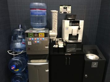 フリードリンクのご用意がございますので、ご自由にお飲みください。 - PERSONAL SUITE 吉祥寺 ＜BOOTH25＞半個室空間※音漏れ対策実施中※の設備の写真