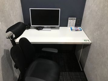 ヘッドレストがついたビジネスチェアです。 - PERSONAL SUITE 吉祥寺 ＜BOOTH23＞半個室空間※音漏れ対策実施中※の室内の写真