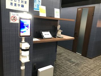 入口には体温計測器とアルコールを設置しております。 - PERSONAL SUITE 吉祥寺 ＜BOOTH23＞半個室空間※音漏れ対策実施中※の入口の写真