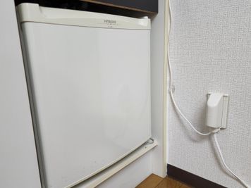 ミニ冷蔵庫 - れおのスペース お部屋タイプの小さな会議室/レンタルスペースの設備の写真