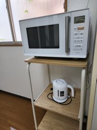 電子レンジと電気ケトル - れおのスペース お部屋タイプの小さな会議室/レンタルスペースの設備の写真