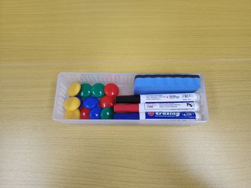 ホワイトボードの必需品！ボードマーカー、イレーサー、マグネット - れおのスペース お部屋タイプの小さな会議室/レンタルスペースの設備の写真