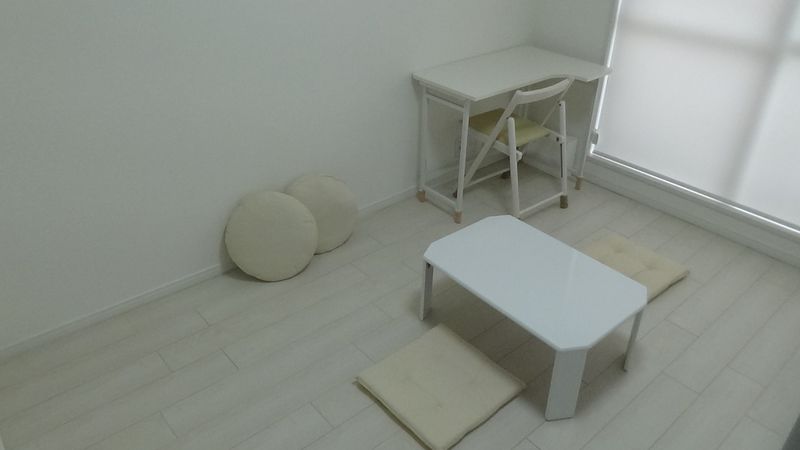 室内　クッション4個　デスク　テーブル - meru フルリフォーム白基調で撮影に最適#レンタルスペースお花見2024の室内の写真