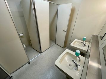 【女性トイレ（個室×2）】 - テレワークブース蒲田 ブース01の室内の写真