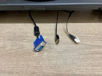 【有線LAN接続と、モニターへは常設のVGA・HDMIケーブルで接続いただけます。】 - テレワークブース蒲田 ブース01の設備の写真