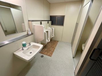 【男性トイレ（小便器×2、個室×1）】 - テレワークブース蒲田 ブース01の設備の写真
