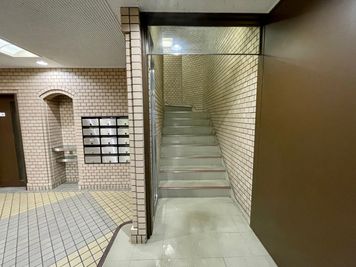 【エレベーターの反対側には階段があります。階段で3階まで行くこともできます。】 - テレワークブース蒲田 ブース01の室内の写真