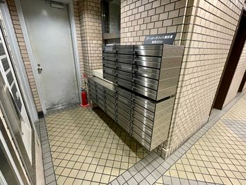 【正面入り口から入ってすぐの左手に「ハローオフィス蒲田東」と書かれたポストがございます。】 - テレワークブース蒲田 ブース21のその他の写真