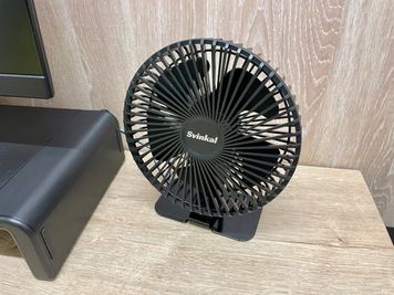 【卓上扇風機はUSBで電源接続が可能です。お手持ち機器とUSB接続でお使いください。】 - テレワークブース蒲田 ブース21の設備の写真