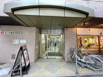 【建物外観・正面入口／モスバーガーの左側が入口です。】 - テレワークブース蒲田 ブース21の外観の写真