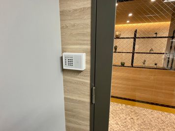 【共用扉の左側にセンサーがあります。】 - テレワークブース蒲田 ブース21のその他の写真