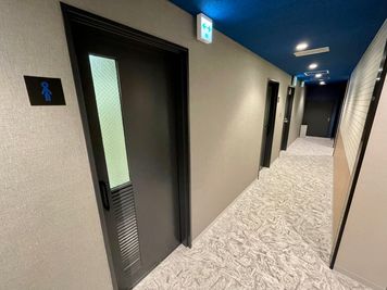 【お手洗いは同フロア内に男女別で1ヵ所ございます。】 - テレワークブース蒲田 ブース21の設備の写真