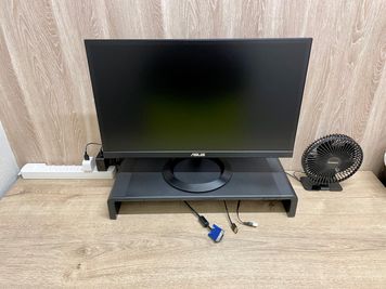 
【全てのブースにモニター、WiFi、電源、卓上扇風機、6口電源タップをご用意しています。】 - テレワークブース蒲田 ブース21の設備の写真