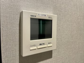 【空調設備のリモコンは廊下にあります。】 - テレワークブース蒲田 ブース21の設備の写真