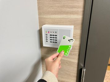 【白いセンサーにカードキーをかざすと共用扉が開きます。】 - テレワークブース蒲田 ブース21のその他の写真