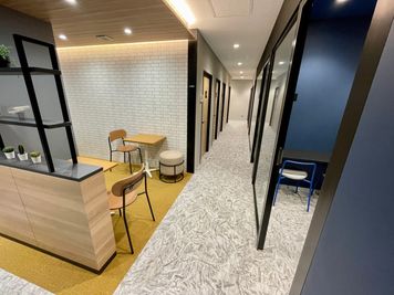 【廊下を進み、ご予約したブース番号のお部屋を探してください。】 - テレワークブース蒲田 ブース21のその他の写真