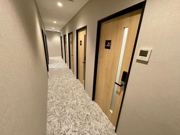 
【各ブースの扉にブース番号のプレートがついています。】 - テレワークブース蒲田 ブース21の室内の写真