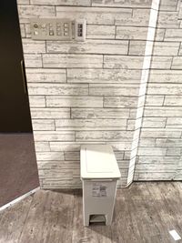 ゴミ箱（ゴミ捨て自由、おまかせは有料）建物下、入口の黄色いネットの中に捨ててください。 - 紅茶屋 417TEA レンタルスペース／多目的スペース／演奏練習などにもの設備の写真