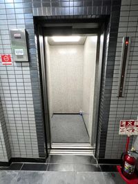 建物のエレベーターです。こちらで８階までおすすみください。 - 紅茶屋 417TEA レンタルスペース／多目的スペース／演奏練習などにものその他の写真