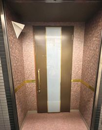 こちらのドアの鍵をキーボックスにいれてあります。 - 紅茶屋 417TEA レンタルスペース／多目的スペース／演奏練習などにもの入口の写真