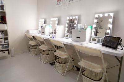 女優ミラー完備の更衣室（4席） - フォトスタジオ「中野パラレルスタジオ」 中野パラレルスタジオの設備の写真