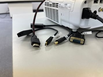 【HDMIケーブルでプロジェクターとPCを繋いでご利用ください。各種HDMI変換機もご用意しております】 - 【閉店】TIME SHARING なんば TCAビル TIME SHARING なんば TCAビル7Aの設備の写真