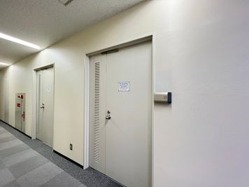 【7階に上がると、正面に会議室入口ドアがございます】 - 【閉店】TIME SHARING なんば TCAビル TIME SHARING なんば TCAビル7Aの入口の写真