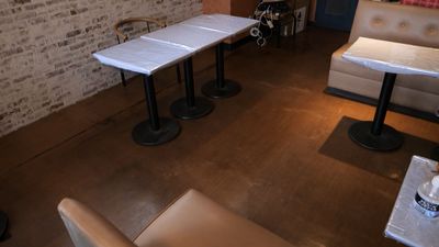 テーブルとベンチシート - やなはじHEAVEN【駅チカ配信スタジオ】の室内の写真