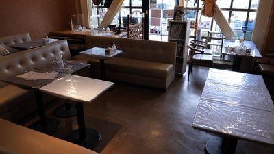 テーブルとベンチシート 2 - やなはじHEAVEN【駅チカ配信スタジオ】の室内の写真