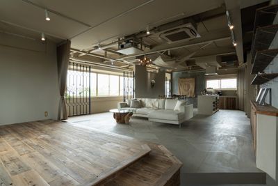 ゆったりとしたソファ、本物のアンティーク家具、落ち着いた照明・・・この上ない贅沢で優雅な時間を提供します。 - Sophia(ソフィア) 京都から25分のハイセンスなレンタルスペースの室内の写真