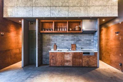 IHコンロ2台と様々な調理器具 - LAND KNOT キッチン、シャワー・トイレ付きレンタルスペースの室内の写真