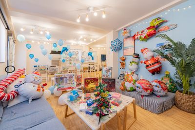 メリークリスマス💖
お部屋をデコレーションして
仲間とプライベートなパーティーで盛り上がろう！🎄
 - 🌴ALOHAスマイル🌴広々50㎡🎵 アロハスマイル　自然光✨ひろびろ＆やわらか床マットの室内の写真