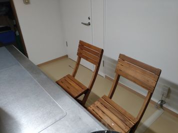 イス8脚(テーブルは作業台3シマと兼用) - レンタルキッチン札幌の設備の写真