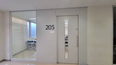 サム貸し会議室 205会議室【1名～24名】（２F）30平米の室内の写真