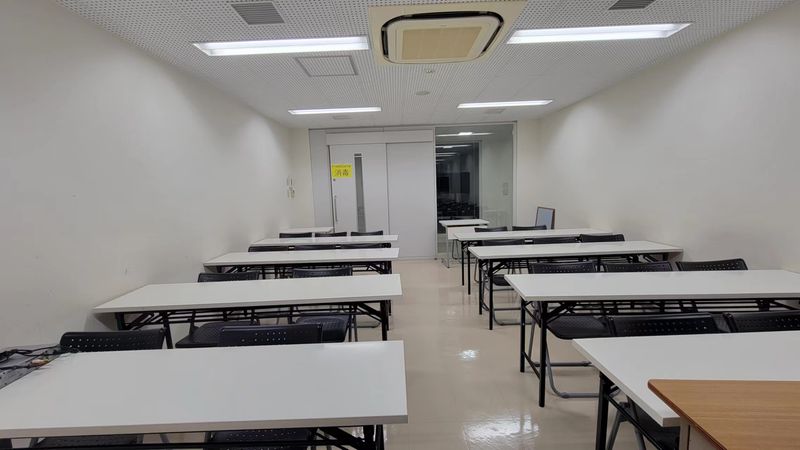 206会議室【1名～24名】（２F）30平米 - サム貸し会議室