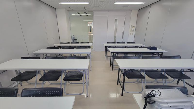 302会議室【1名～30名】（３F）30平米 - サム貸し会議室