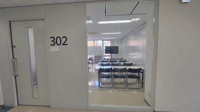 サム貸し会議室 302会議室【1名～30名】（３F）30平米の室内の写真