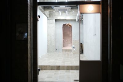 marble gallery 天高３.7メートルの洗練されたアートギャラリーの外観の写真