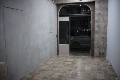 marble gallery 天高３.7メートルの洗練されたアートギャラリーの室内の写真