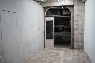 marble gallery 天高３.7メートルの洗練されたアートギャラリーの室内の写真